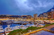Yachthafen in Monaco zur blauen Stunde mit Blick auf den Palast
