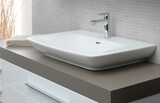 Fototapeta  - Studioaufbau mit Waschbecken in hellem, modernen Badezimmer – Farben beige, hellgrau, weiß