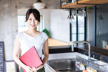 Wall Mural - カフェで働く若い女性スタッフ