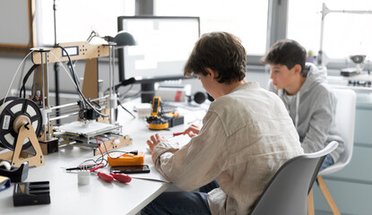 Students learning 3D printing together