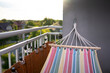 hamak na balkonie przy zachodzie słońca
