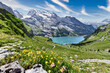 Ein traumhafter Ausblick auf den Öschinensee in der Schweiz an einem schönen Sommertag.