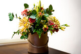 Fototapeta Kwiaty - Flowerbox - kolorowe kwiaty mieszane w pudełku, nowoczesne i eleganckie pudełko pełne kolorowych kwiatów ciętych. Elegancki prezent urodzinowy.