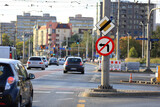 Fototapeta Miasto - Samochody osobowe na skrzyżowaniu w centrum Wrocławia.