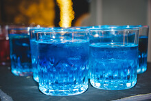 Bebida De Color Azul En Vasos De Cristal