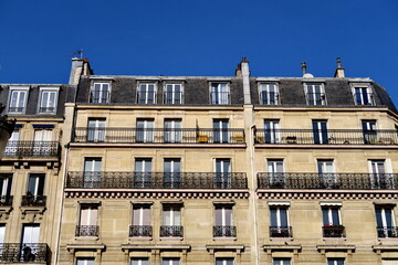 Sticker - Immeuble  blanc et ciel bleu.