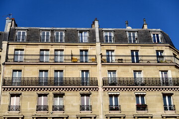 Canvas Print - Immeuble  blanc et ciel bleu.