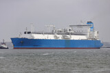 Fototapeta Krajobraz - Blauer LNG Tanker verlässt den Hafen