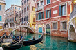 Gondeln an der Ponte de la Cortesia in Venedig in Italien