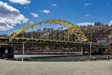 Fort Pitt Bridge In Downtown Pittsburgh, Pennsylvania In Spring. It Crosses The Monongahela River Into The Fort Pitt Tunnel, Connecting Point State Park To The South Shore.