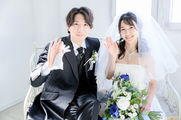 Poster - とても使いやすい手を振る結婚式で寄り添う新郎新婦のイメージ　コピースペースあり