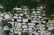 Mauer aus hellen antiken Steinen in Athen