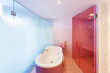 Badewanne und Dusche in modernem Design-Bad