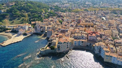 Wall Mural - survol du port de Saint-Tropez sur la french Riviera dans le Var, sud de la France