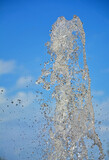 krople wody na tle nieba, fontanna, fountain against the sky, water drops frozen motion photo, gushing water from the fountain