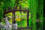 Fototapeta Most - drewniany most nad wodą w ogrodzie, ogród japoński nad wodą, japanese garden, designer garden	