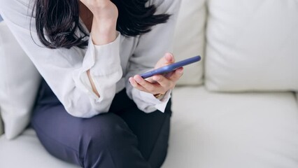 Poster - 部屋でスマホを使う女性
