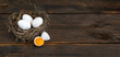 Świeże jajka z wolnego wybiegu w gnieździe na rustykalnym tle deski