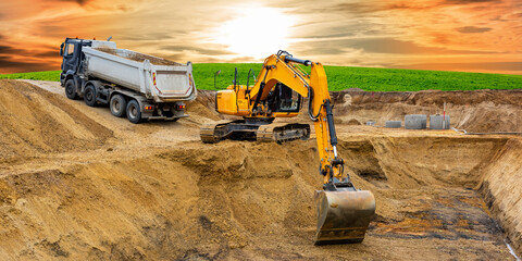 Bagger auf Baustelle und LKW bei der Arbeit