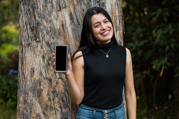 Hermosa mujer emocionada de ganar un premio gritando con un teléfono inteligente en las manos 