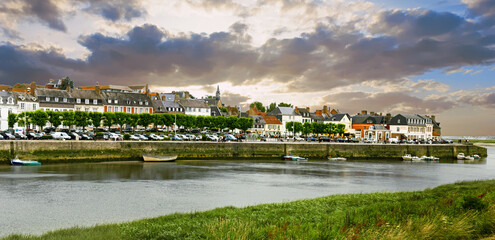 Canvas Print - Saint-Valéry-sur-Somme. Quai et constructions à l'embouchure de la  Somme sous ciel couvert. Picardie. Hauts-de-France