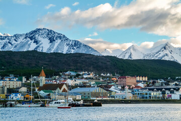 Sticker - Amerique Sud Argentine Terre de feu Ushuaia Baie Andes montagnes lever soleil lumiere  jour bateau San Christopher port..Patagonie