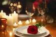 festlich gedeckter Tisch mit roter Rose und Kerzen in warmem Licht