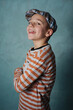 portret młodego chłopaka w czapce