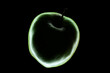 zielone jabłko na czarnym tle. tekstura tła na pulpit lub tapeta. czerń kontrastu dodaje tajemnic do obrazu. świeży owoc, dieta i fit.