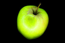 Zielone Jabłko Na Czarnym Tle. Tekstura Tła Na Pulpit Lub Tapeta. Czerń Kontrastu Dodaje Tajemnic Do Obrazu. świeży Owoc, Dieta I Fit. 