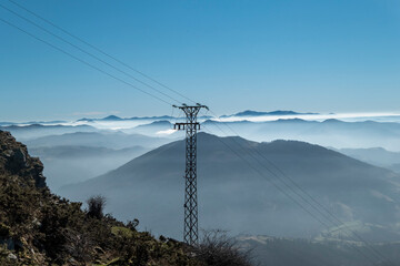 Vista panorâmica a partir das montanhas La Rhune no País Basco com um poste de alta voltagem logo à frente