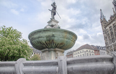 Der Karlsbrunnen, auch Marktbrunnen, befindet sich auf dem Markt in Aachen direkt vor dem Aachener Rathaus