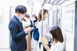 © maroke - マスクをして電車に乗る人々