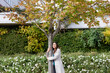 © Westend61 - Businesswoman embracing tree in autumn park