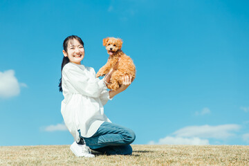 Wall Mural - 愛犬と遊ぶ女性（芝生）
