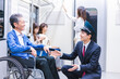 © maroke - 車イスで電車に乗る乗客