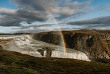 Fototapeta Tęcza - Tęcza nad ogromnym wodospadem na Islandii
