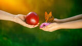 Fototapeta  - dary natury, jabłko i motyl na dłoni w ogrodzie, dbajmy o przyrode, Dzień Ziemi