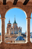 Fototapeta Do przedpokoju - Teruel Cathedral seen through the arches