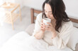 © lielos - 朝、温かい飲み物を飲む女性