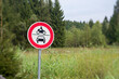 © Christian Bullinger - Verkehrszeichen 'Durchfahrt für Kraftfahrzeuge und Motorräder verboten' in freier Natur