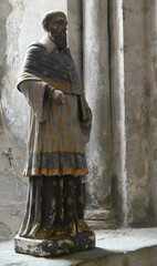 Wall Mural - Statue de saint ecclésiastique à Beaulieu-sur-Dordogne, Corrèze, France