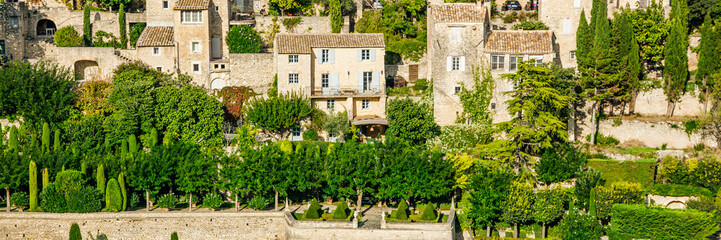 Canvas Print - Stone houses and gardens of Gordes, a medieval village in the Luberon valley in France 