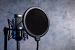 Micrófono profesional y filtro anti pop en posición de grabación. Equipamiento para cantantes y artistas