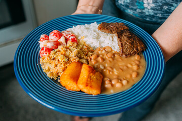 Típico prato brasileiro com arroz, feijão, mandioca, farofa e bife