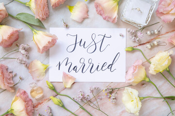 Wall Mural - Card with the text JUST MARRIED surrounded by pink flowers