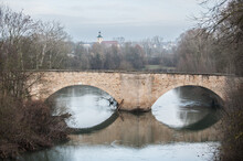 Steinerne Bogenbrücke Von Heinrich Schickardt über Fluss Vor Ortschaft