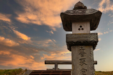 Wall Mural - 夕焼けを背景に香取神宮、津宮鳥居河岸と常夜灯