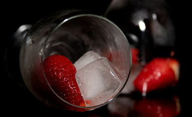 Canvas Print - The ice cubes and strawberries in glasses