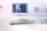 Fototapeta  - Close-up von Dental-Instrumenten, heller Behandlungsraum in Zahnarzt-Praxis